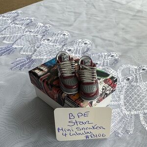 B106-BPE Star Mini Sneakers For Labubu doll Gray-White-Burgundy color.